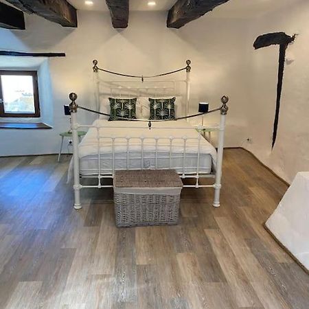 Spacious 1 Bed Home With Shared Pool Champagnac-la-Rivière Exteriör bild