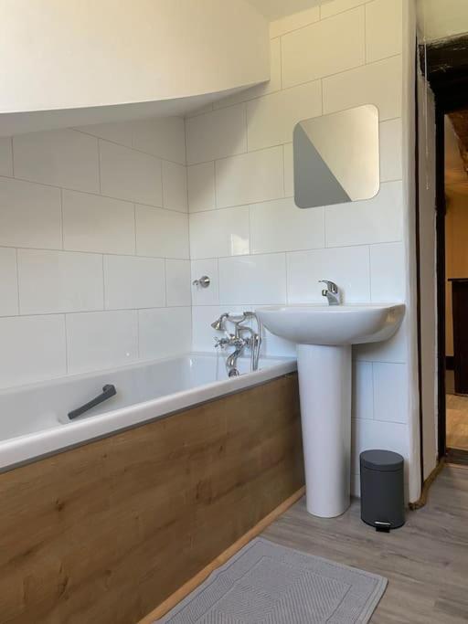 Spacious 1 Bed Home With Shared Pool Champagnac-la-Rivière Exteriör bild