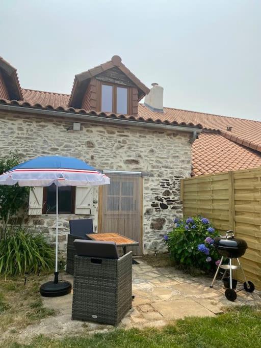 Spacious 1 Bed Home With Shared Pool Champagnac-la-Rivière Exteriör bild