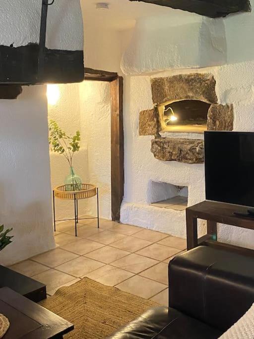 Spacious 1 Bed Home With Shared Pool Champagnac-la-Rivière Exteriör bild