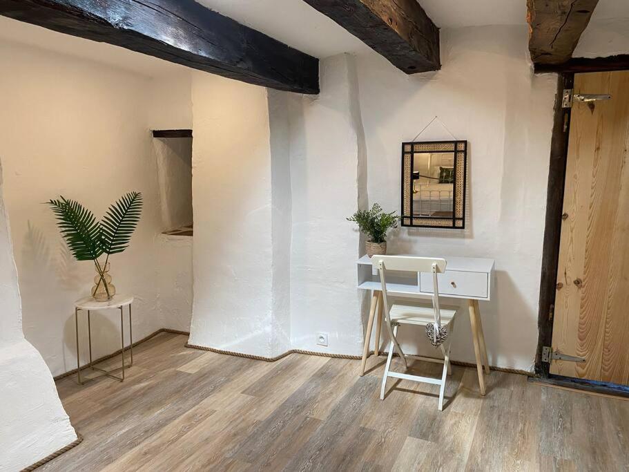 Spacious 1 Bed Home With Shared Pool Champagnac-la-Rivière Exteriör bild