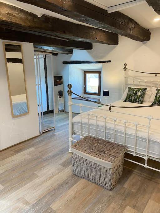 Spacious 1 Bed Home With Shared Pool Champagnac-la-Rivière Exteriör bild
